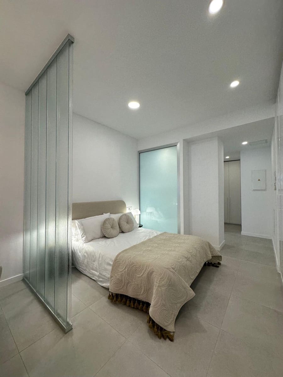 Studio for sale in Las Palmas de Gran Canaria - € 250,000 (Ref: 9029581)