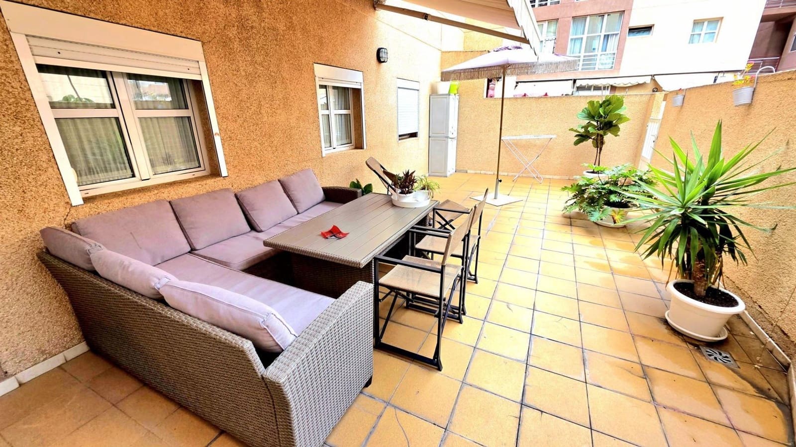 2 bedroom Flat for sale in Las Palmas de Gran Canaria with garage - € 369,900 (Ref: 9169566)