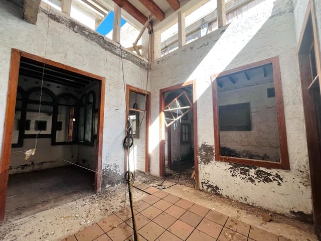 4 bedroom Townhouse for sale in Vegueta, Las Palmas de Gran Canaria - € 325,000 (Ref: 9726675)