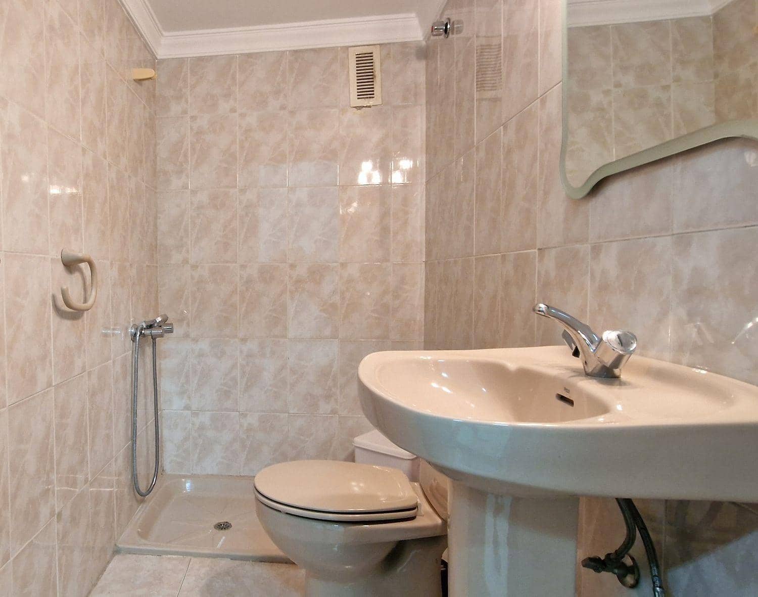 2 bedroom Commercial for rent in Aguimes - € 520 (Ref: 9783034)