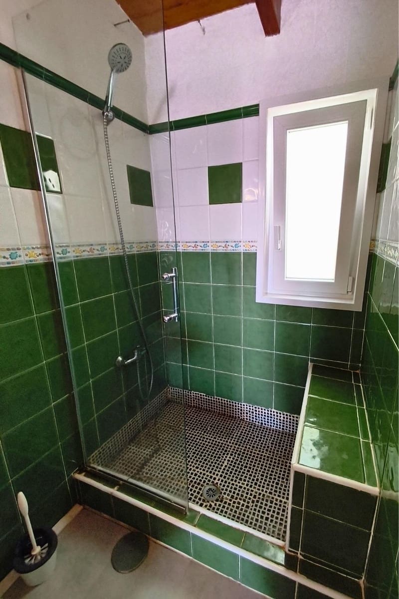 4 bedroom Villa for sale in Arucas with garage - € 299,000 (Ref: 9788437)