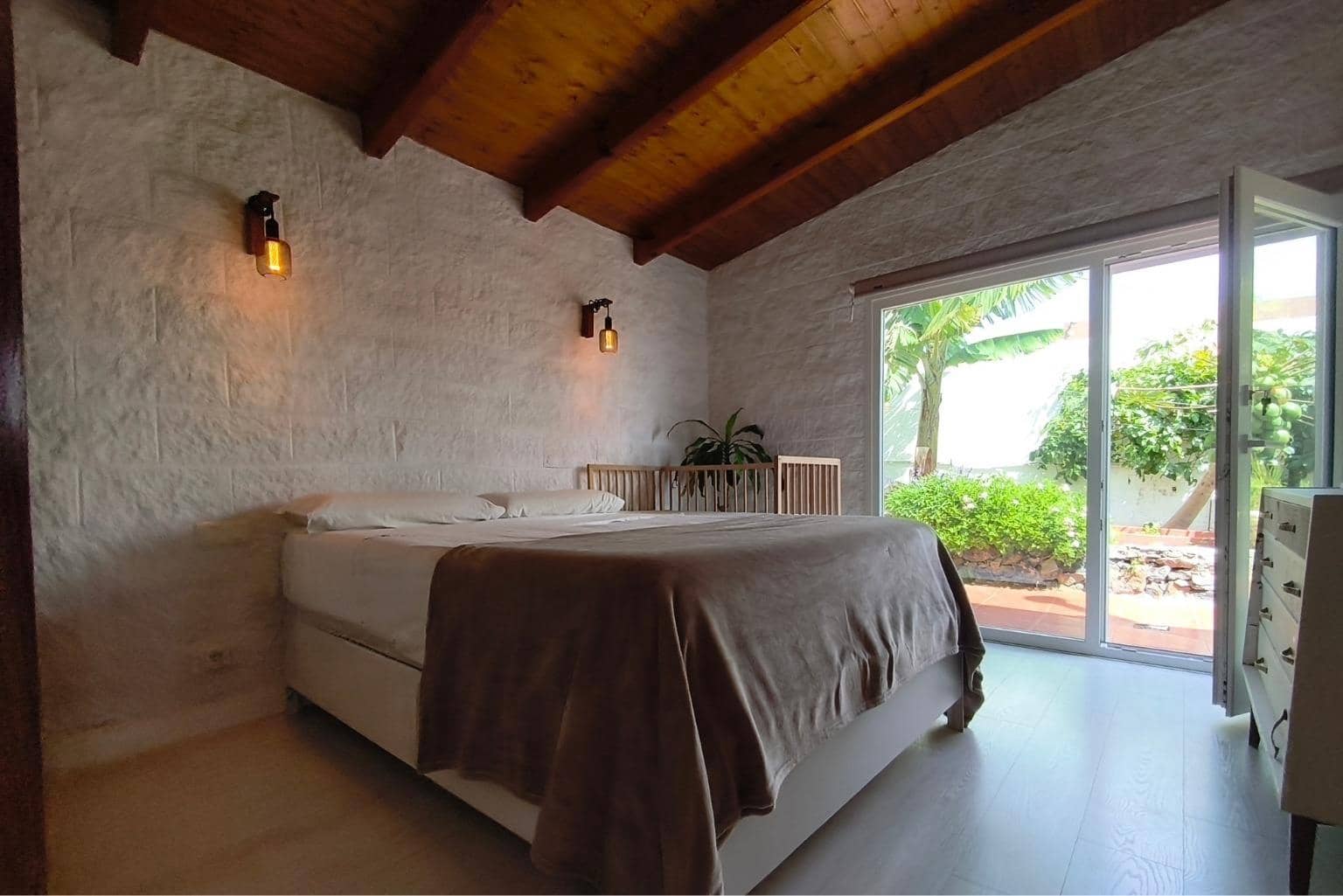 4 bedroom Villa for sale in Arucas with garage - € 299,000 (Ref: 9788437)