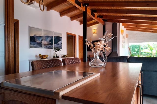 4 sypialnia Willa na sprzedaż w Arucas z garażem - 299 000 € (Ref: 9788437)