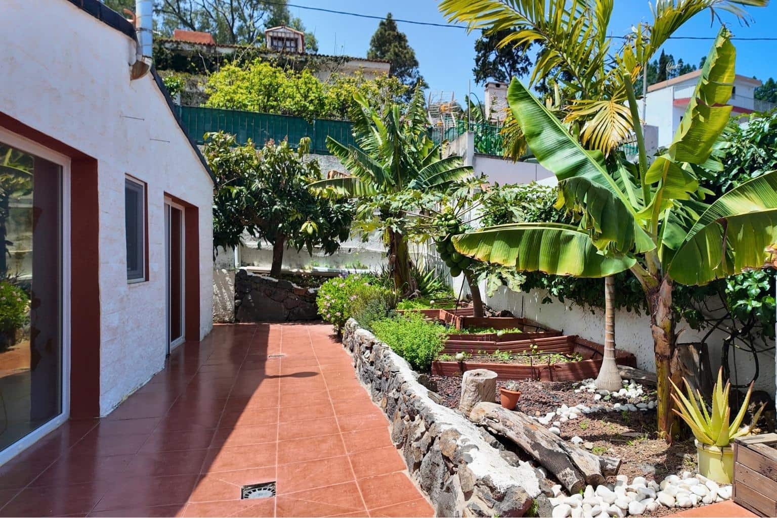 4 bedroom Villa for sale in Arucas with garage - € 299,000 (Ref: 9788437)