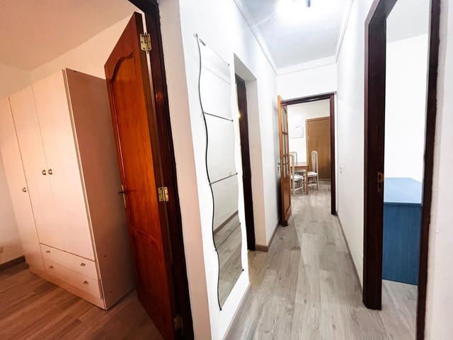 3 soveværelse Lejlighed til leje i Las Palmas de Gran Canaria - € 900 (Ref: 9799296)