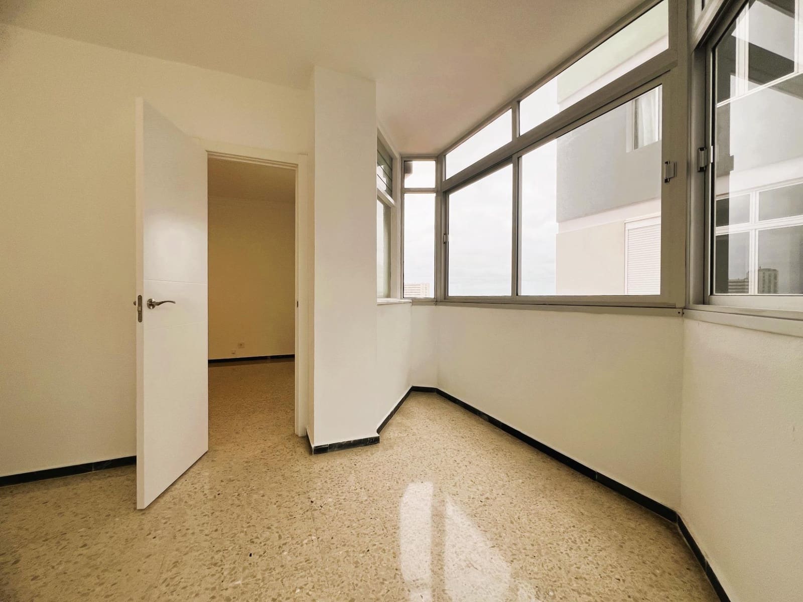 4 Zimmer Wohnung zu vermieten in Las Palmas de Gran Canaria mit Garage - 1.200 € (Ref: 9808022)