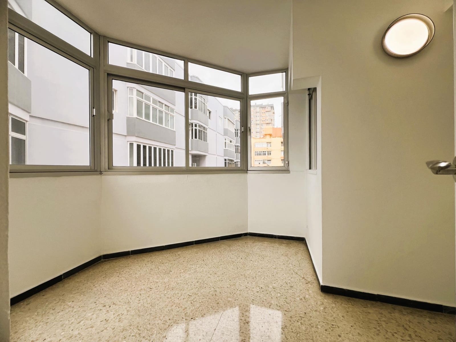 4 Zimmer Wohnung zu vermieten in Las Palmas de Gran Canaria mit Garage - 1.200 € (Ref: 9808022)