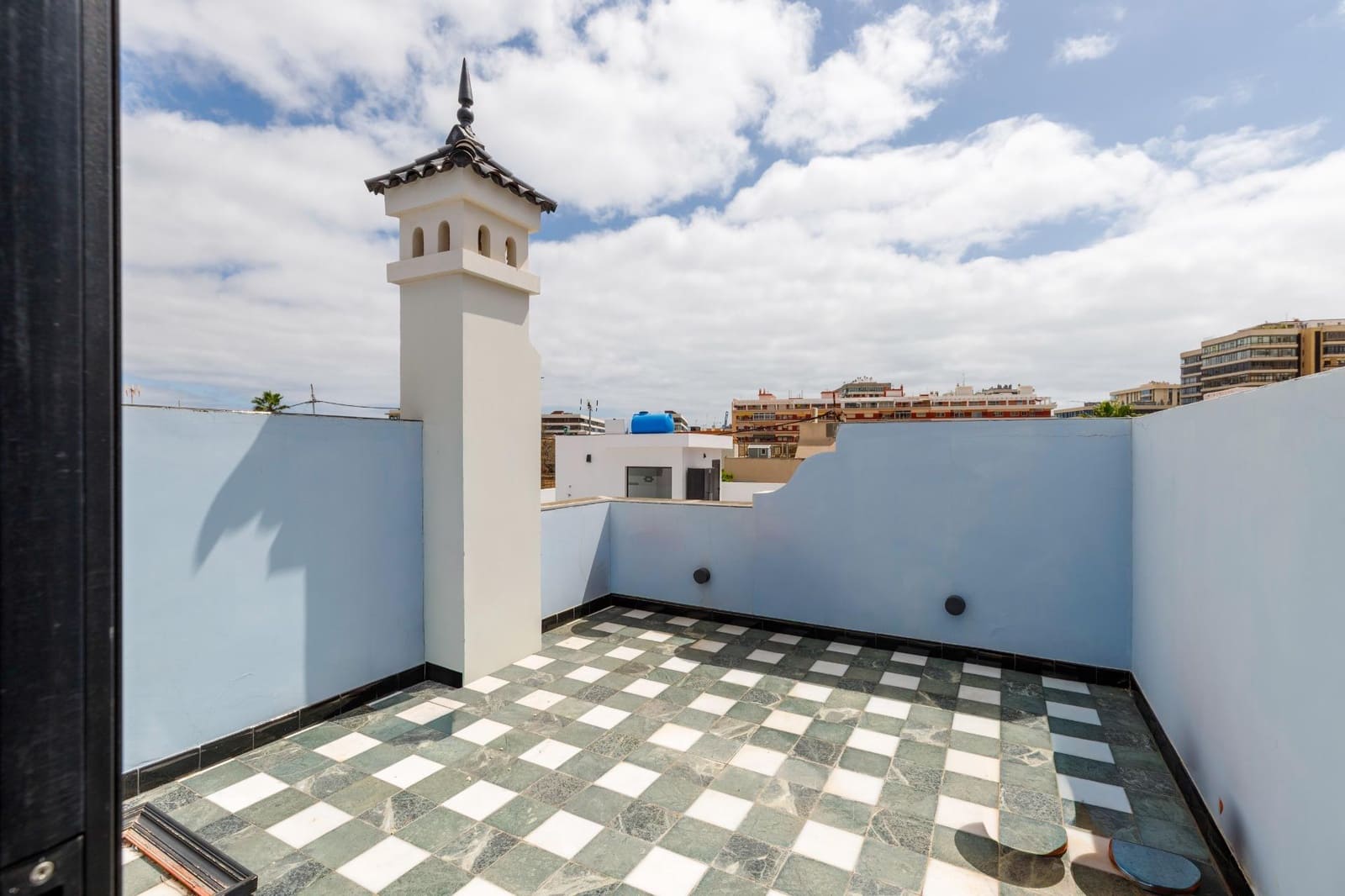5 bedroom Villa for sale in Las Palmas de Gran Canaria with garage - € 925,000 (Ref: 9873543)