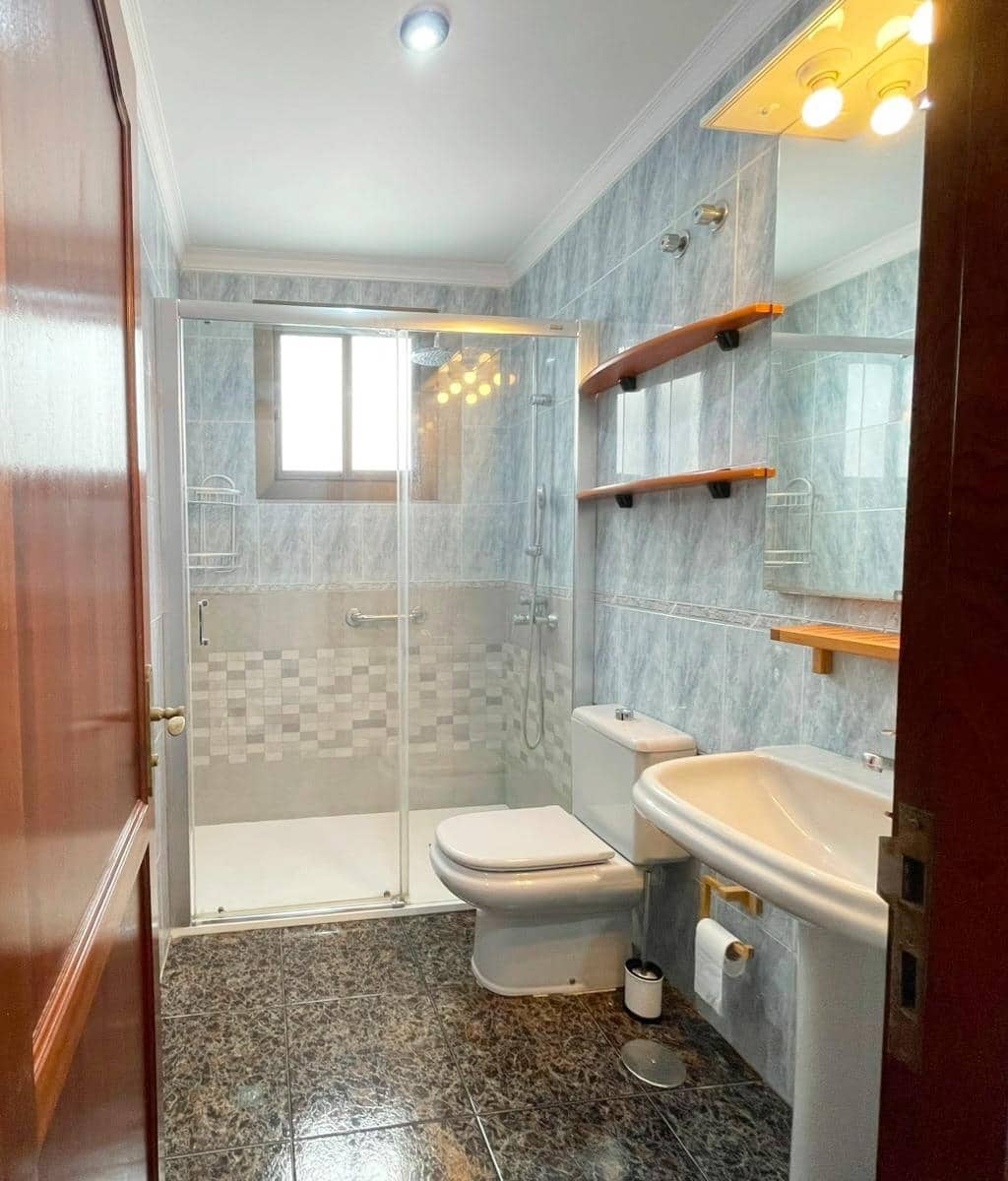 4 soveværelse Lejlighed til leje i Las Palmas de Gran Canaria med garage - € 1.500 (Ref: 9884863)