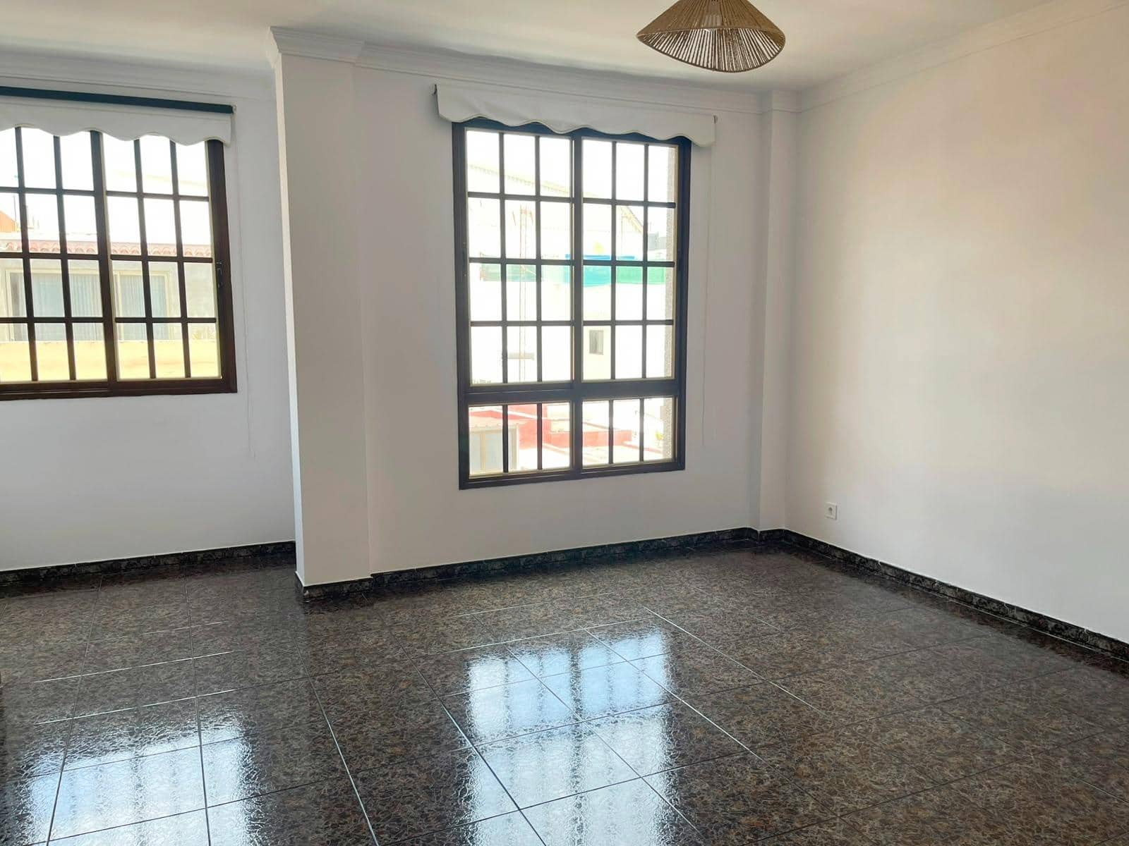 4 soveværelse Lejlighed til leje i Las Palmas de Gran Canaria med garage - € 1.500 (Ref: 9884863)
