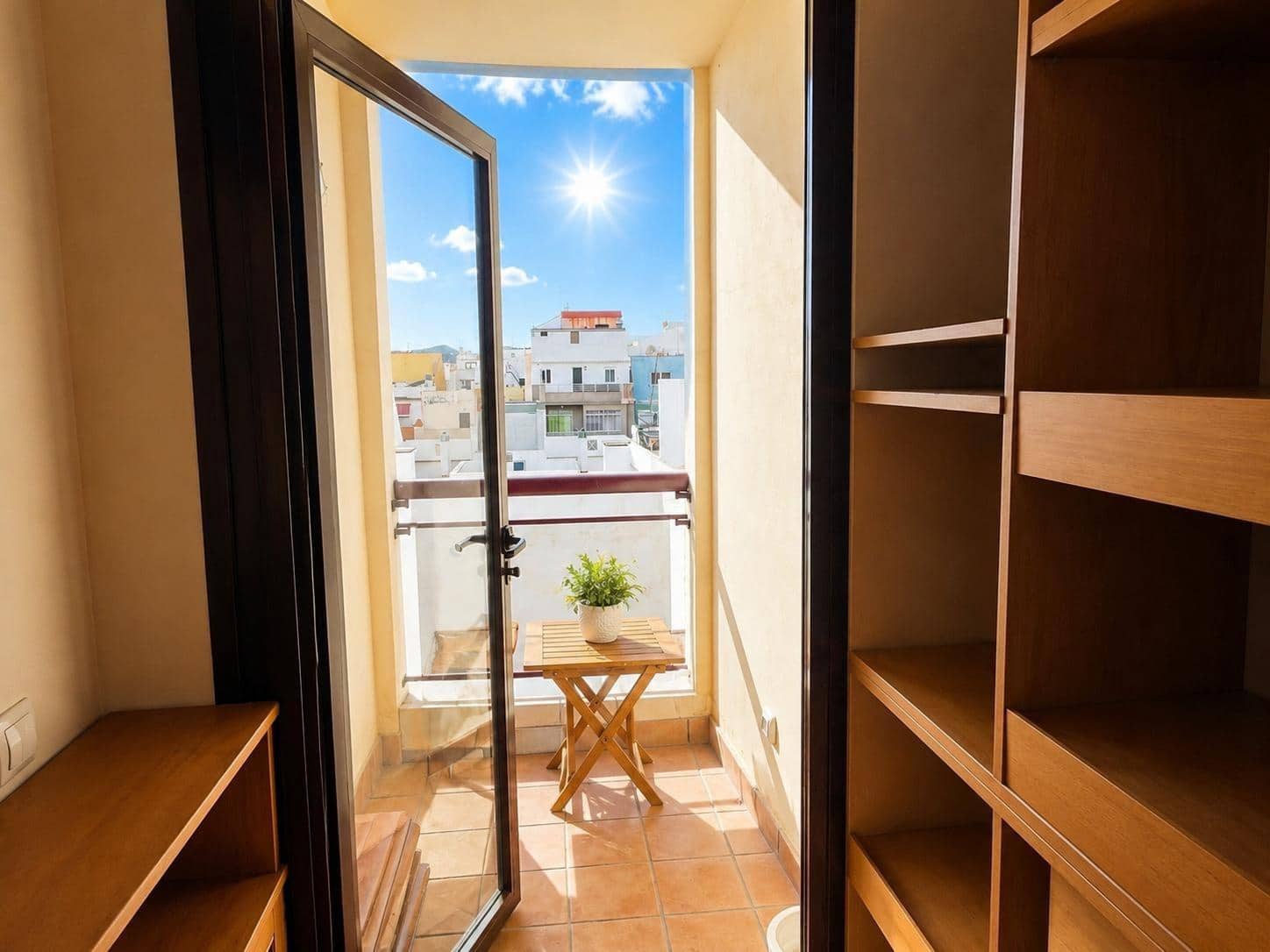 2 bedroom Flat for rent in Las Palmas de Gran Canaria - € 1,000 (Ref: 9898723)