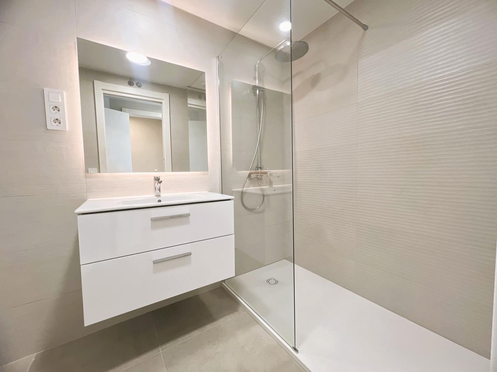 2 bedroom Flat for rent in Las Palmas de Gran Canaria with pool garage - € 1,200 (Ref: 9929445)