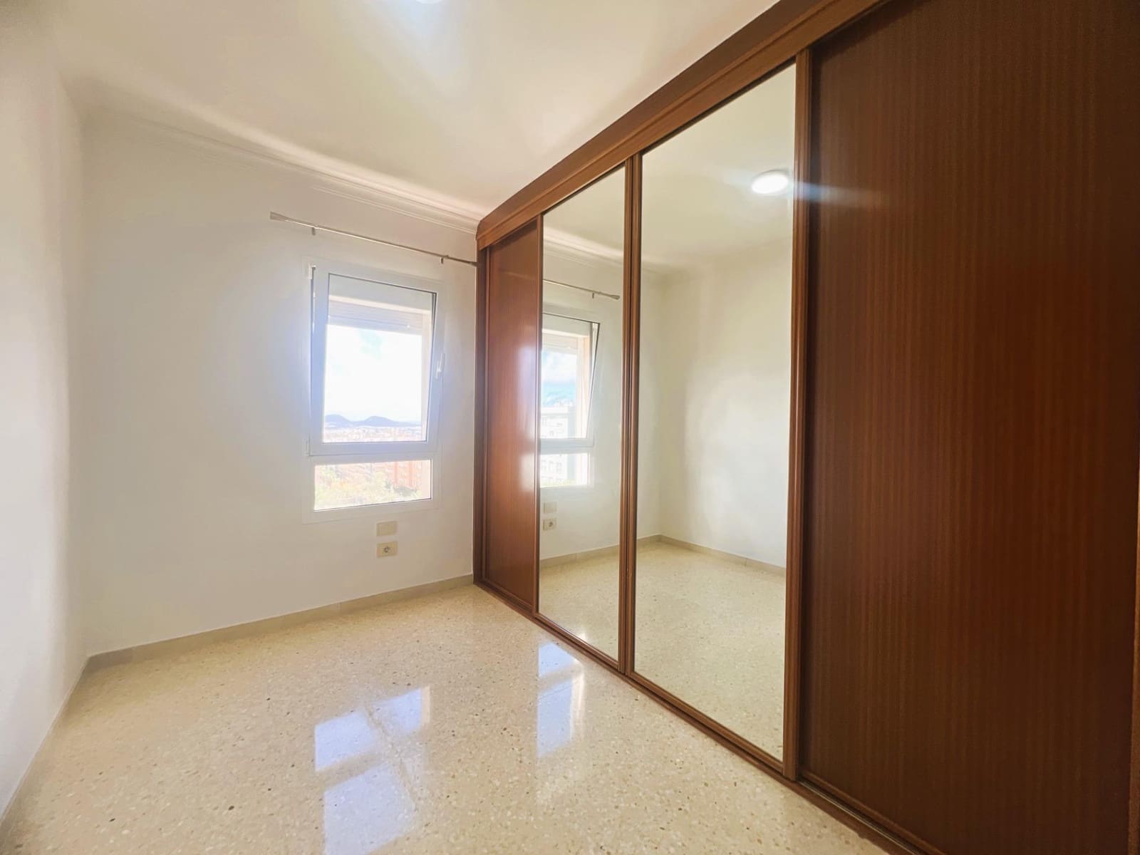 3 soverom Leilighet til leie i Las Palmas de Gran Canaria med garasje - € 950 (Ref: 9929446)