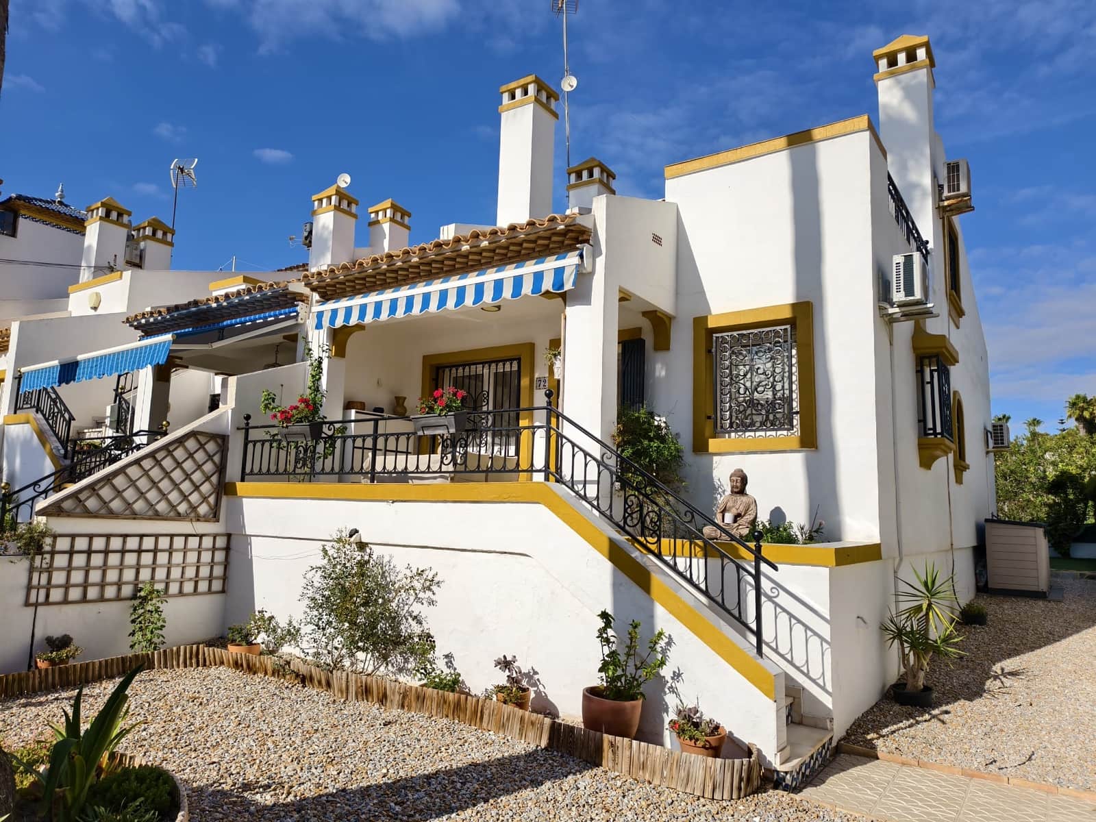 3 soverom Rekkehus til salgs i Orihuela Costa med svømmebasseng garasje - € 299 000 (Ref: 9297775)