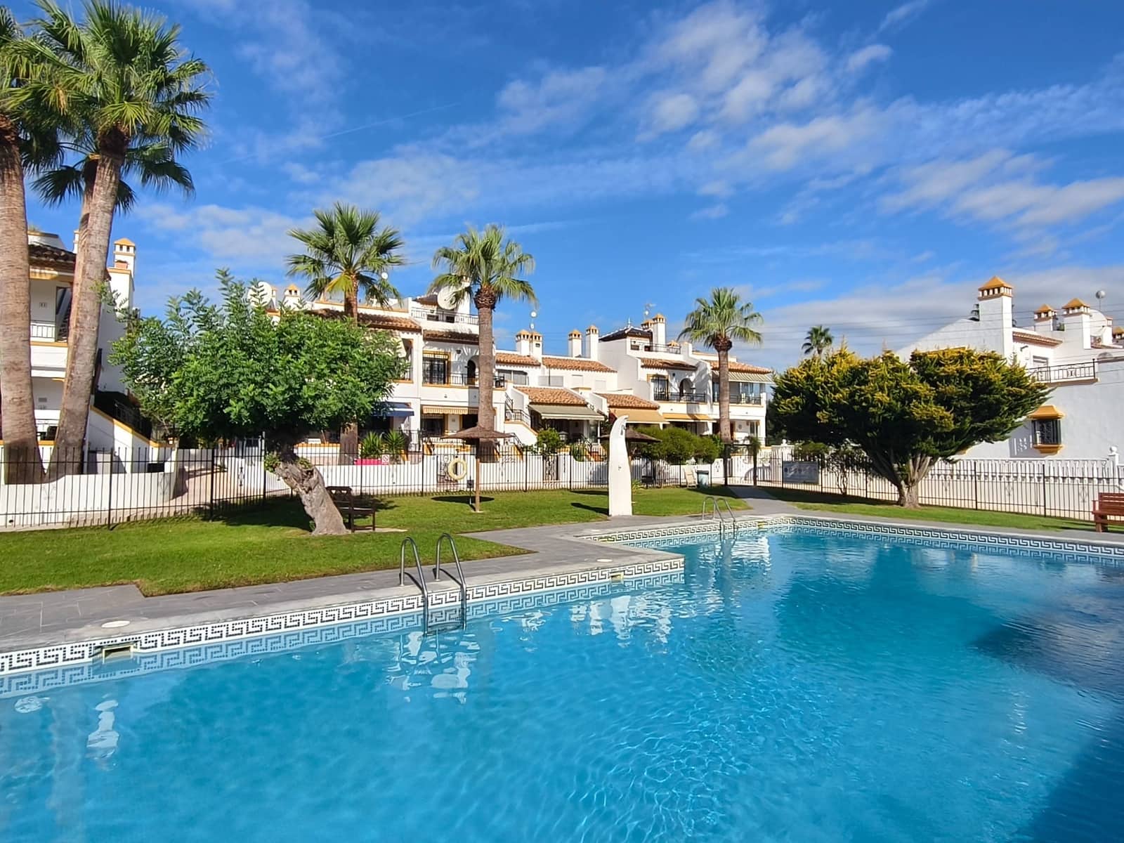 3 soverom Rekkehus til salgs i Orihuela Costa med svømmebasseng garasje - € 299 000 (Ref: 9297775)