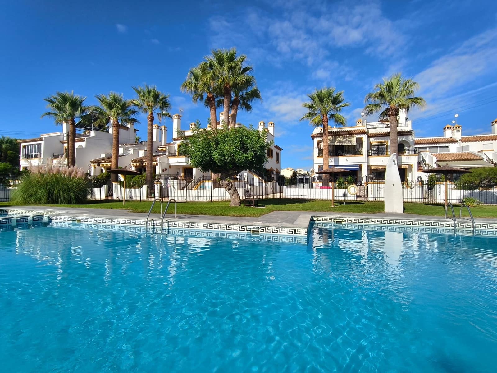 3 soverom Rekkehus til salgs i Orihuela Costa med svømmebasseng garasje - € 299 000 (Ref: 9297775)