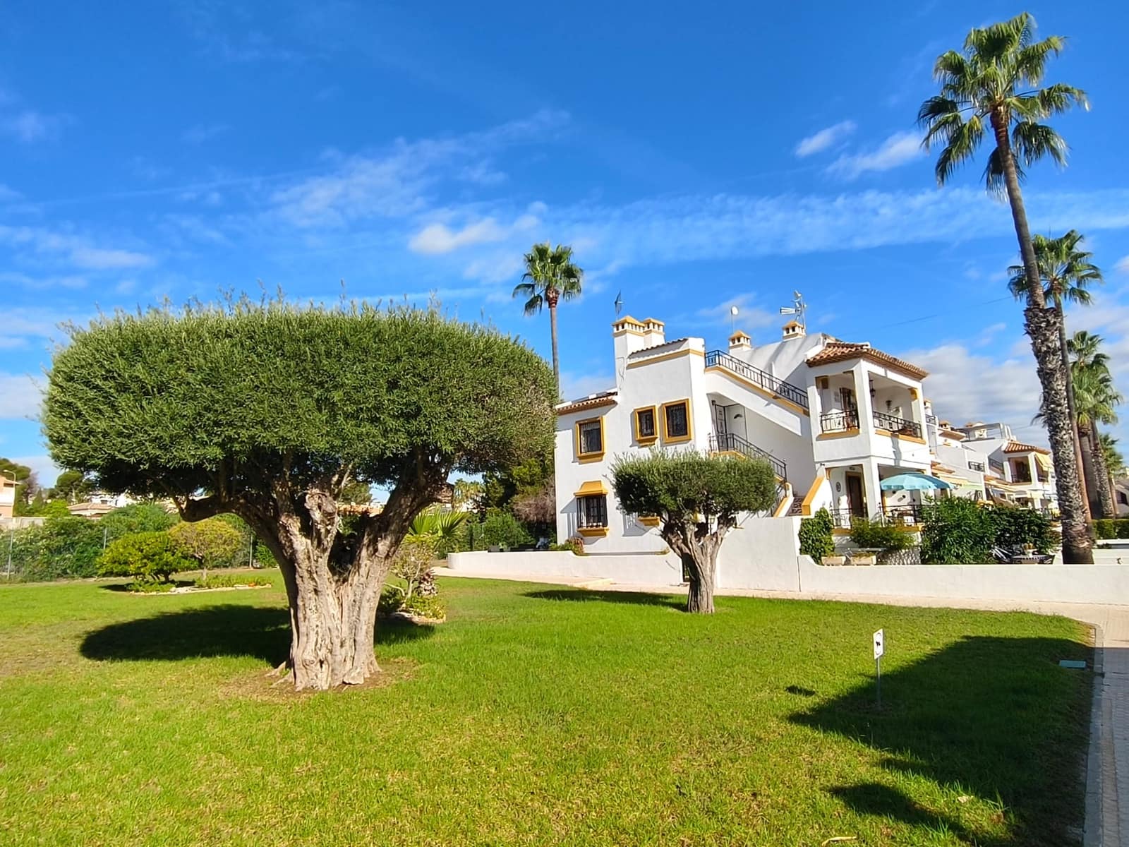 3 soverom Rekkehus til salgs i Orihuela Costa med svømmebasseng garasje - € 299 000 (Ref: 9297775)