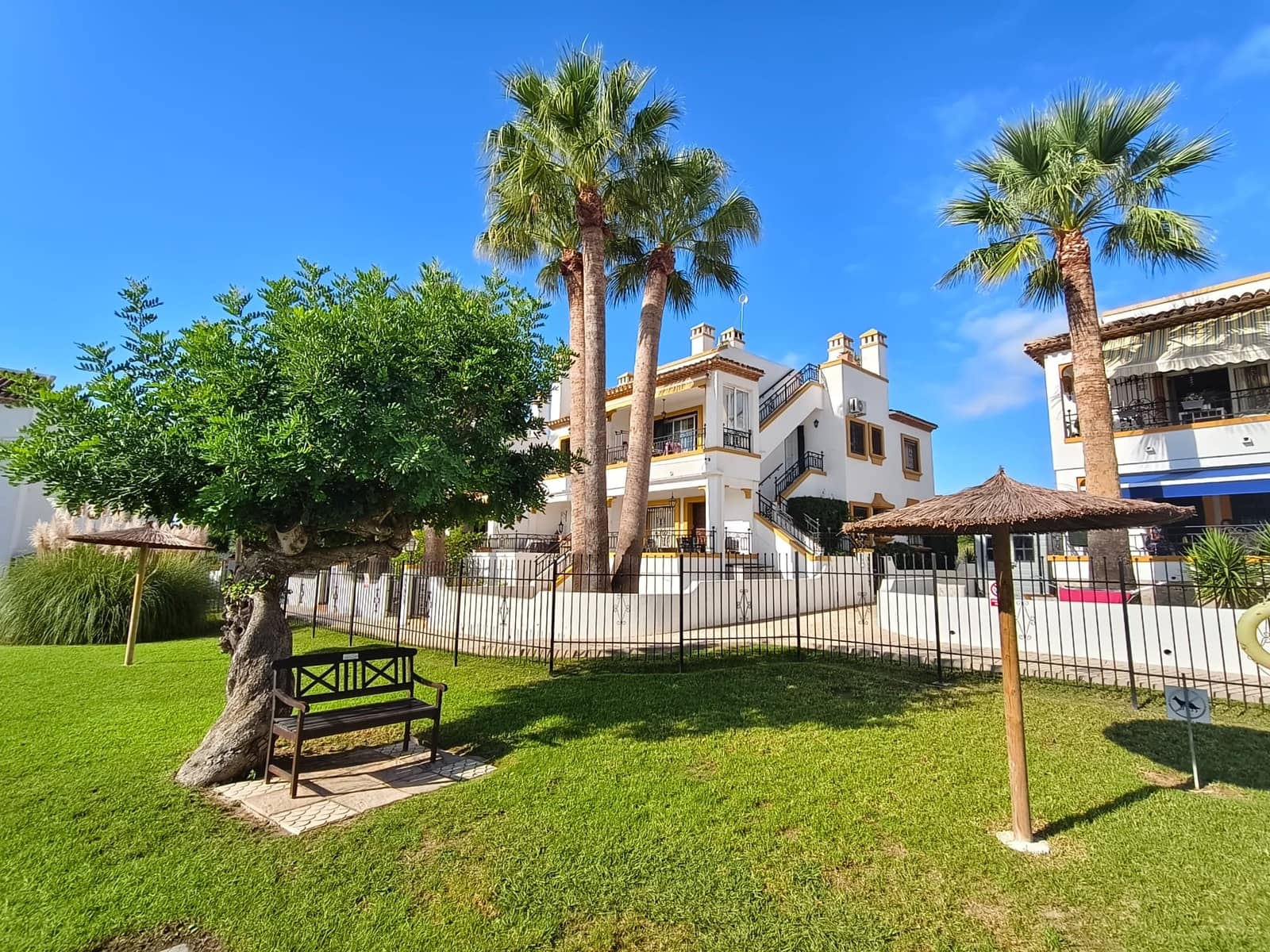 3 soverom Rekkehus til salgs i Orihuela Costa med svømmebasseng garasje - € 299 000 (Ref: 9297775)