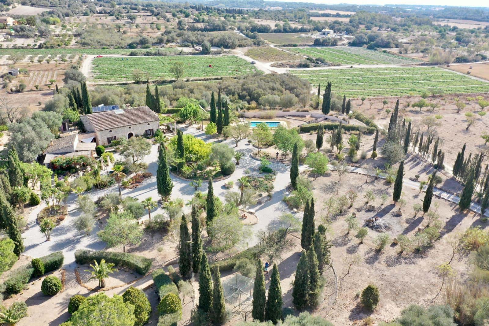 8 soveværelse Finca/Landehus til salg i Porreres med swimmingpool - € 2.485.000 (Ref: 8613726)