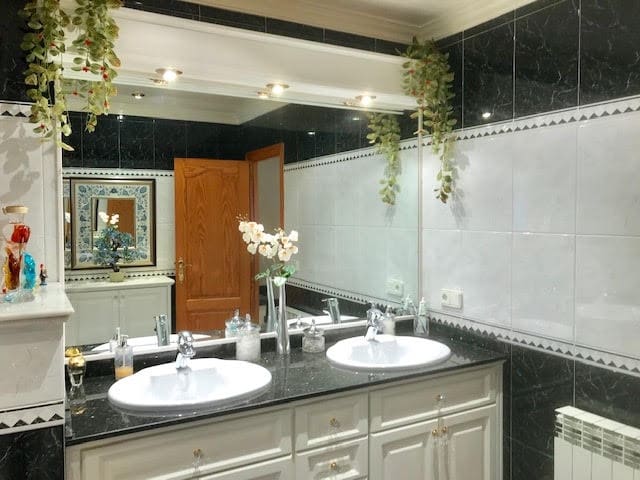 5 bedroom Townhouse for sale in Porreres with garage - € 655,000 (Ref: 9200001)