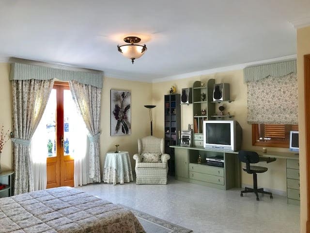 5 bedroom Townhouse for sale in Porreres with garage - € 655,000 (Ref: 9200001)