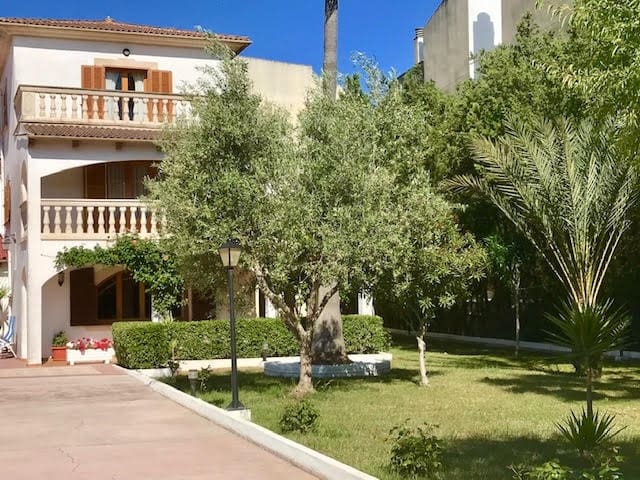 5 bedroom Townhouse for sale in Porreres with garage - € 655,000 (Ref: 9200001)
