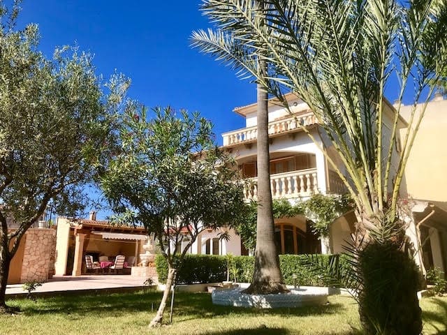 5 bedroom Townhouse for sale in Porreres with garage - € 655,000 (Ref: 9200001)