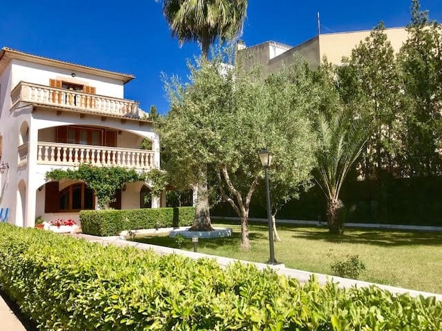 5 bedroom Townhouse for sale in Porreres with garage - € 655,000 (Ref: 9200001)