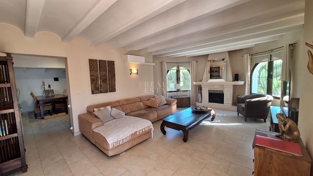 Chalet de 3 habitaciones en Javea / Xàbia en venta con piscina - 675.000 € (Ref: 10076886)