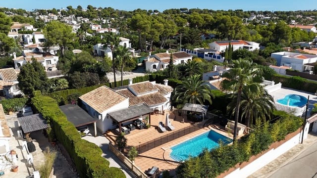 Chalet de 3 habitaciones en Javea / Xàbia en venta con piscina - 675.000 € (Ref: 10076886)