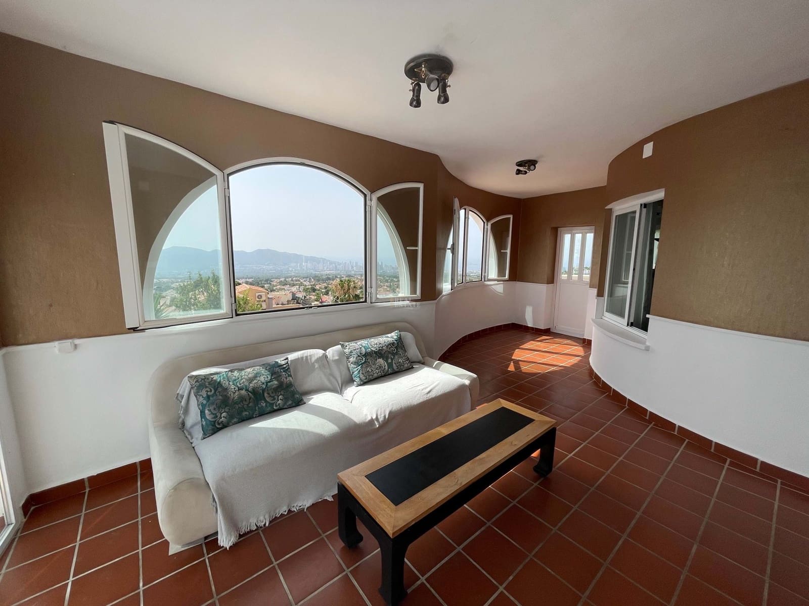 Chalet de 6 habitaciones en La Nucia en venta con piscina garaje - 650.000 € (Ref: 8555442)