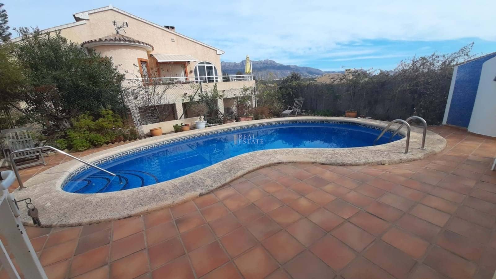 Chalet de 4 habitaciones en La Nucia en venta con piscina garaje - 470.000 € (Ref: 8555479)