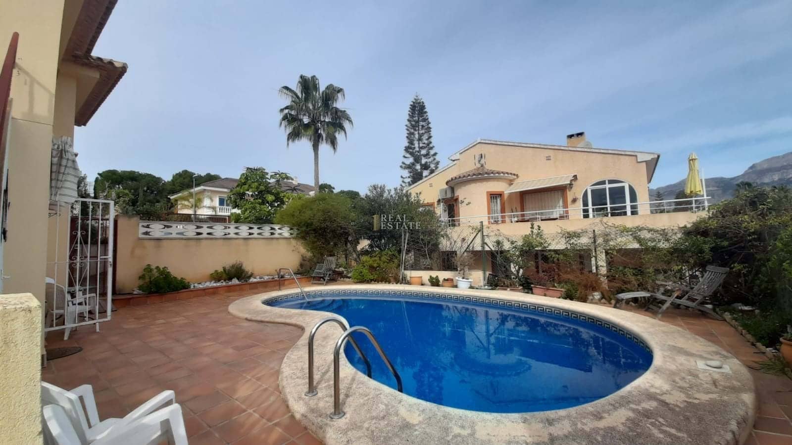 Chalet de 4 habitaciones en La Nucia en venta con piscina garaje - 470.000 € (Ref: 8555479)