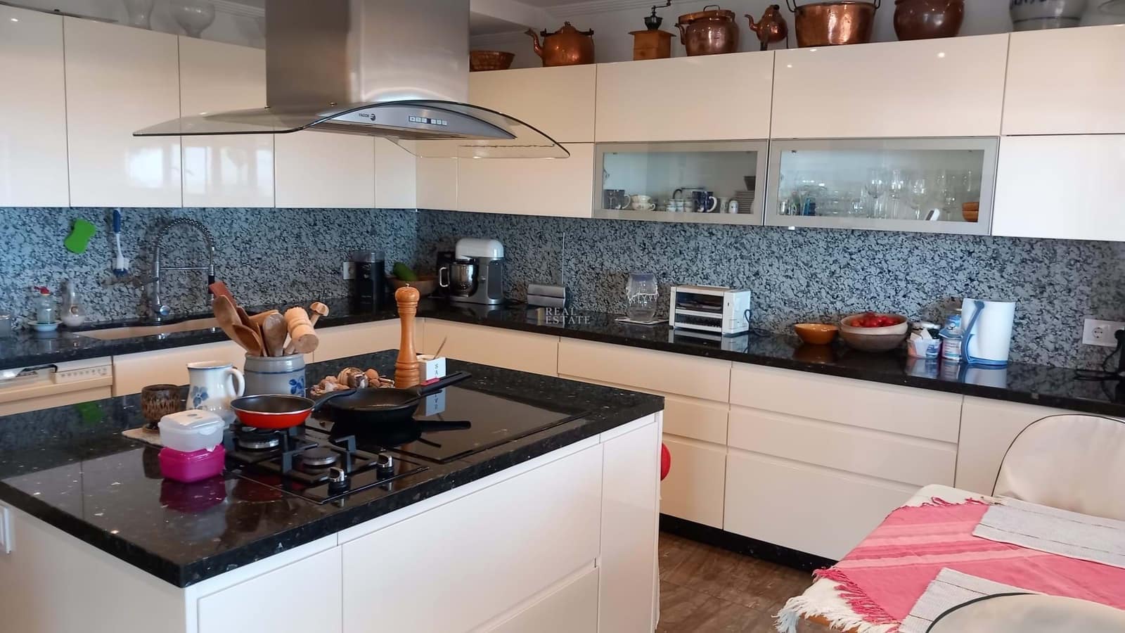 Chalet de 7 habitaciones en Calpe / Calp en venta con piscina garaje - 840.000 € (Ref: 8555490)