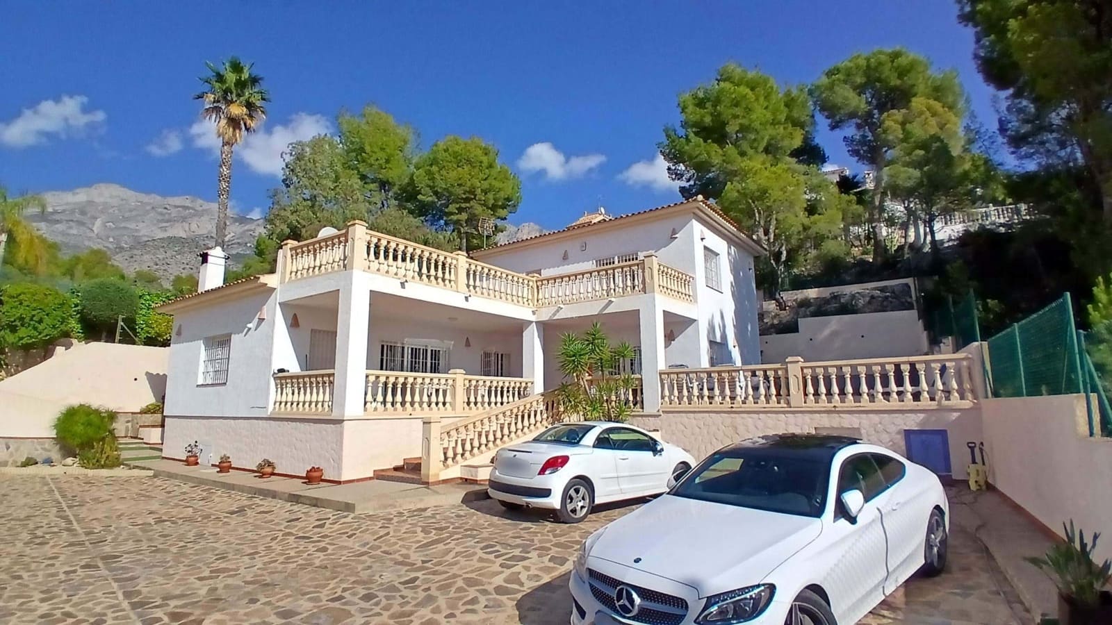 3 bedroom Villa for sale in Altea with pool garage - € 795,000 (Ref: 8625419)
