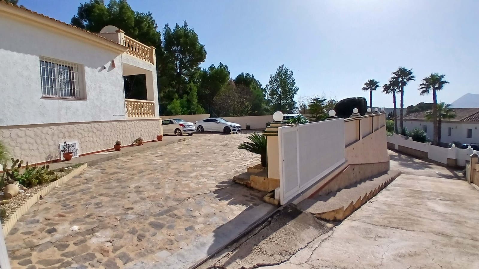 3 bedroom Villa for sale in Altea with pool garage - € 795,000 (Ref: 8625419)
