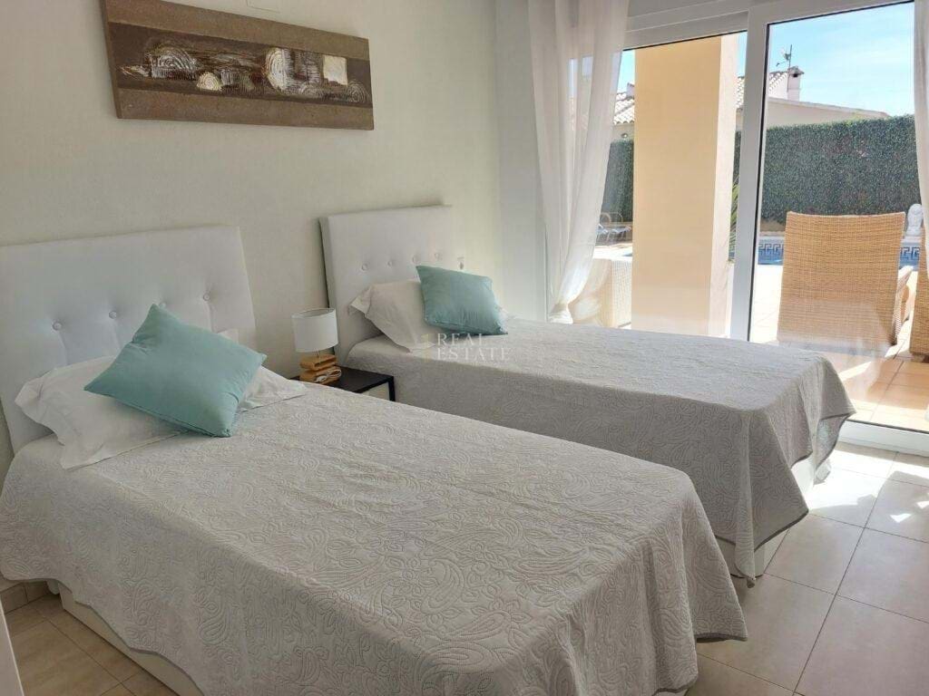 Chalet de 6 habitaciones en Alfaz del Pi / L'Alfàs del Pi en venta con piscina - 725.000 € (Ref: 8764524)
