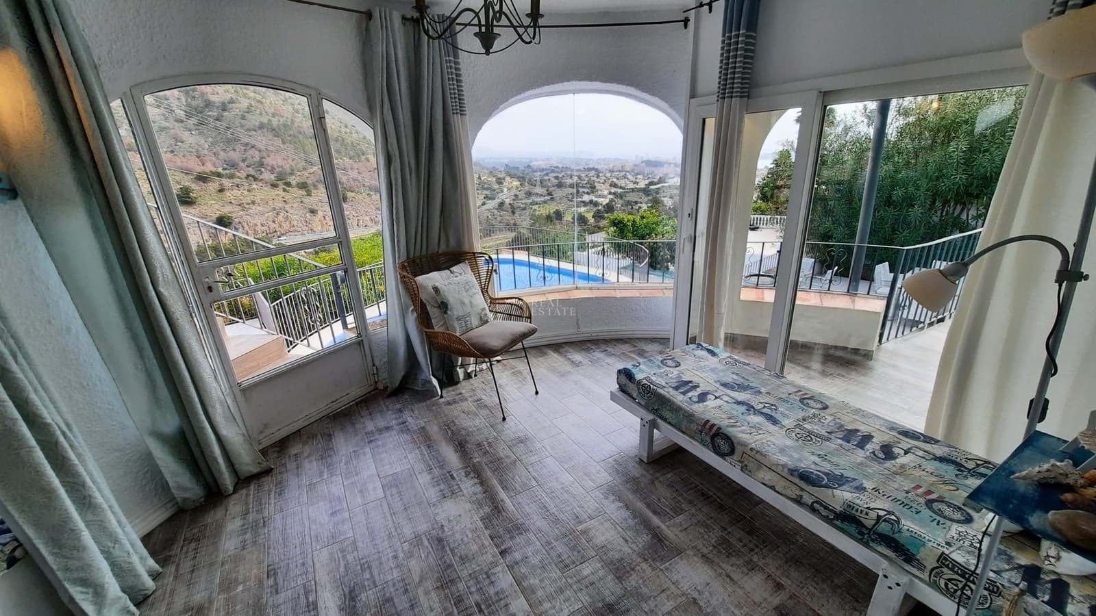 5 bedroom Villa for sale in Calpe / Calp with pool garage - € 635,000 (Ref: 8912264)