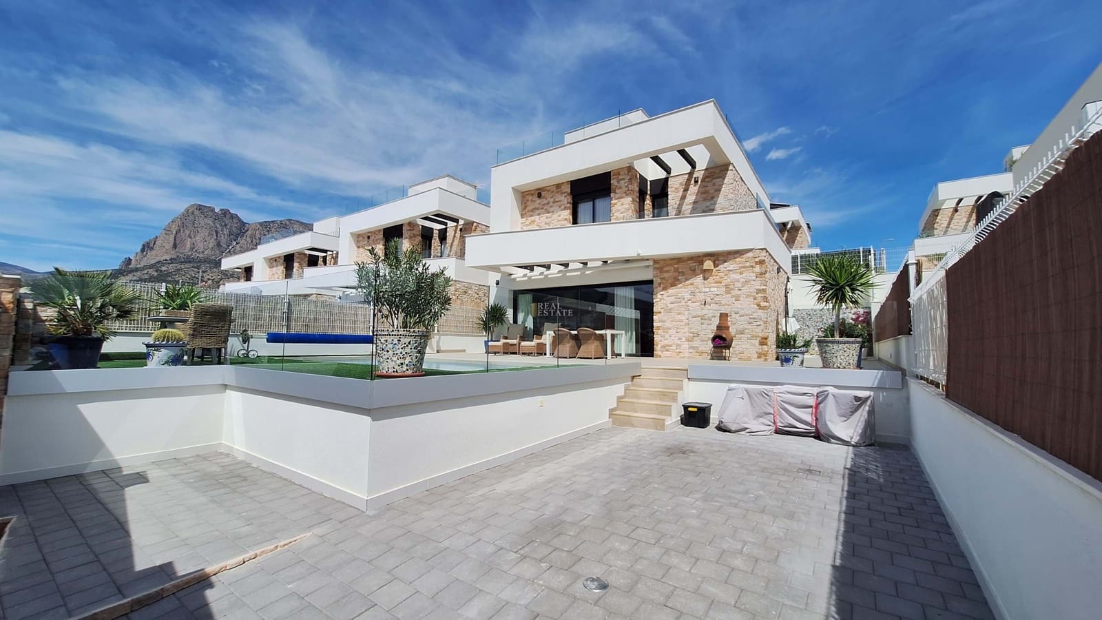 3 bedroom Villa for sale in Finestrat with pool - € 675,000 (Ref: 8939154)