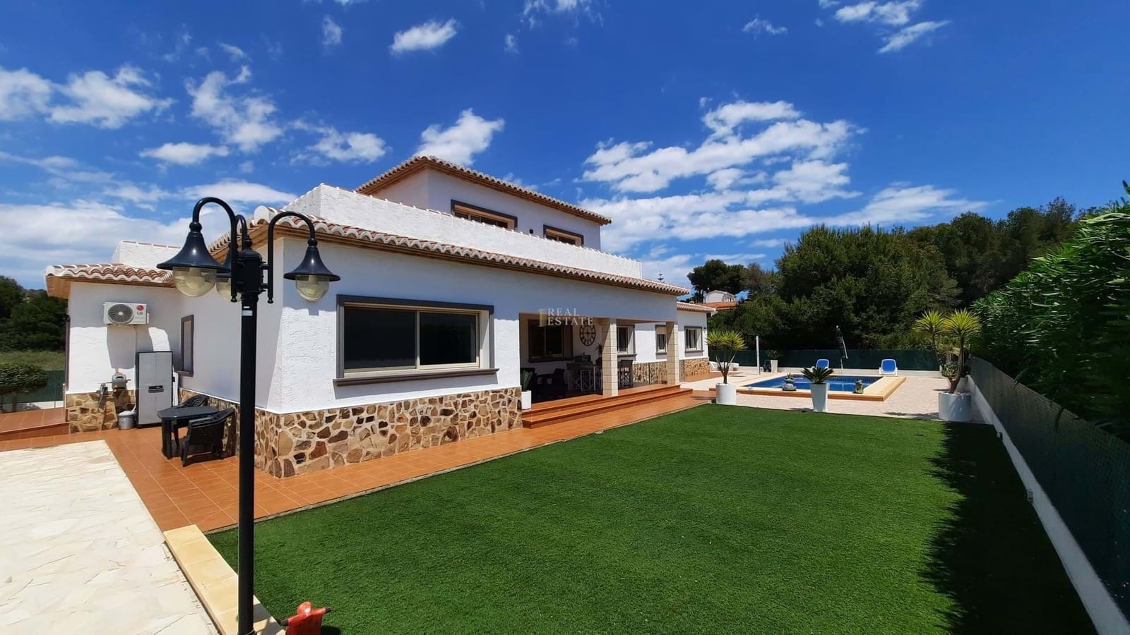 4 bedroom Villa for sale in Calpe / Calp with pool garage - € 899,500 (Ref: 8983821)
