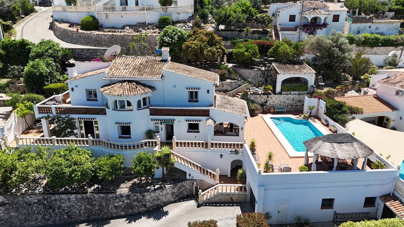 4 soveværelse Villa til salg i Orba med swimmingpool garage - € 599.950 (Ref: 9000914)