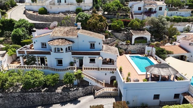 4 soveværelse Villa til salg i Orba med swimmingpool garage - € 599.950 (Ref: 9000914)
