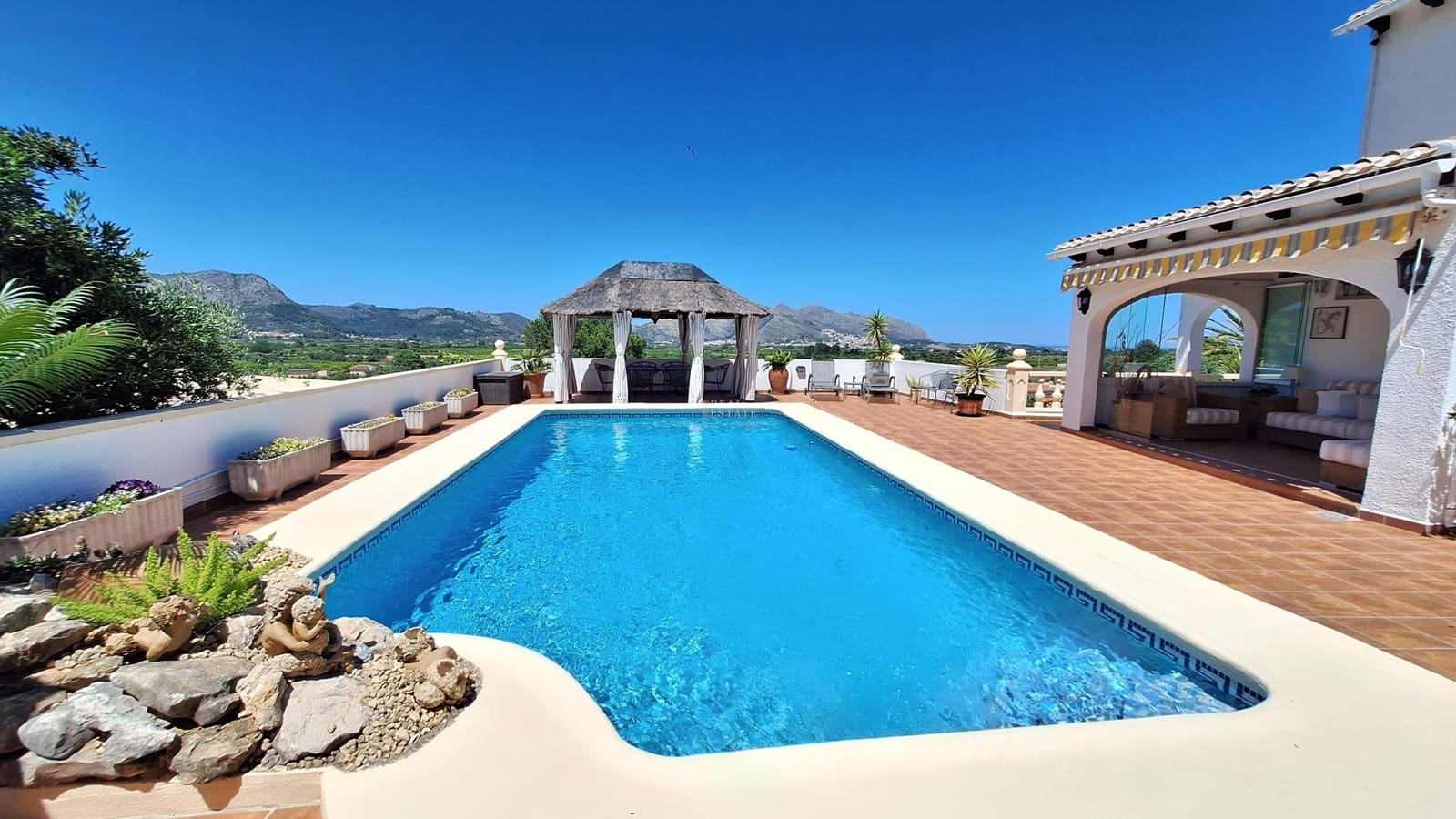 Chalet de 4 habitaciones en Orba en venta con piscina garaje - 599.950 € (Ref: 9000914)