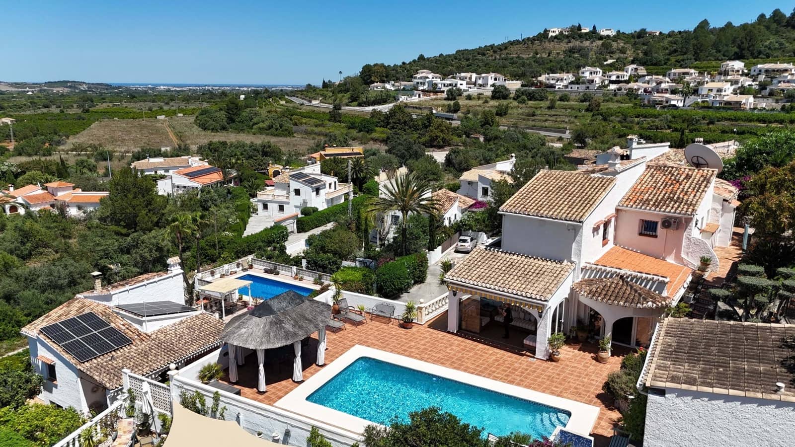 Chalet de 4 habitaciones en Orba en venta con piscina garaje - 599.950 € (Ref: 9000914)