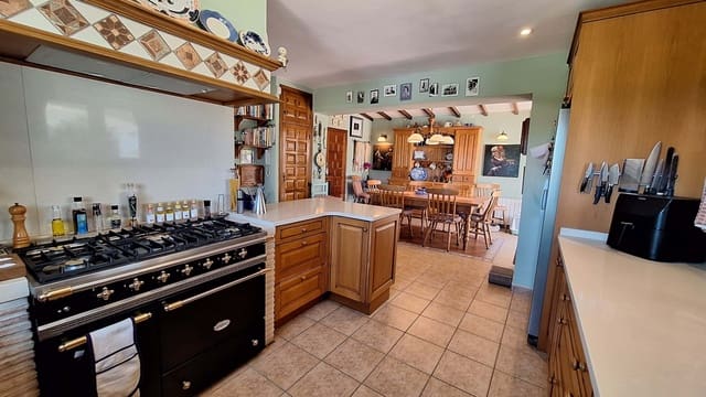 Chalet de 4 habitaciones en Orba en venta con piscina garaje - 599.950 € (Ref: 9000914)