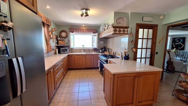 Chalet de 4 habitaciones en Orba en venta con piscina garaje - 599.950 € (Ref: 9000914)