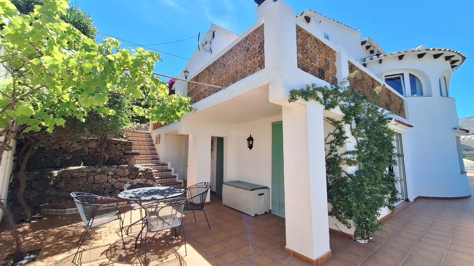 Chalet de 4 habitaciones en Orba en venta con piscina garaje - 599.950 € (Ref: 9000914)