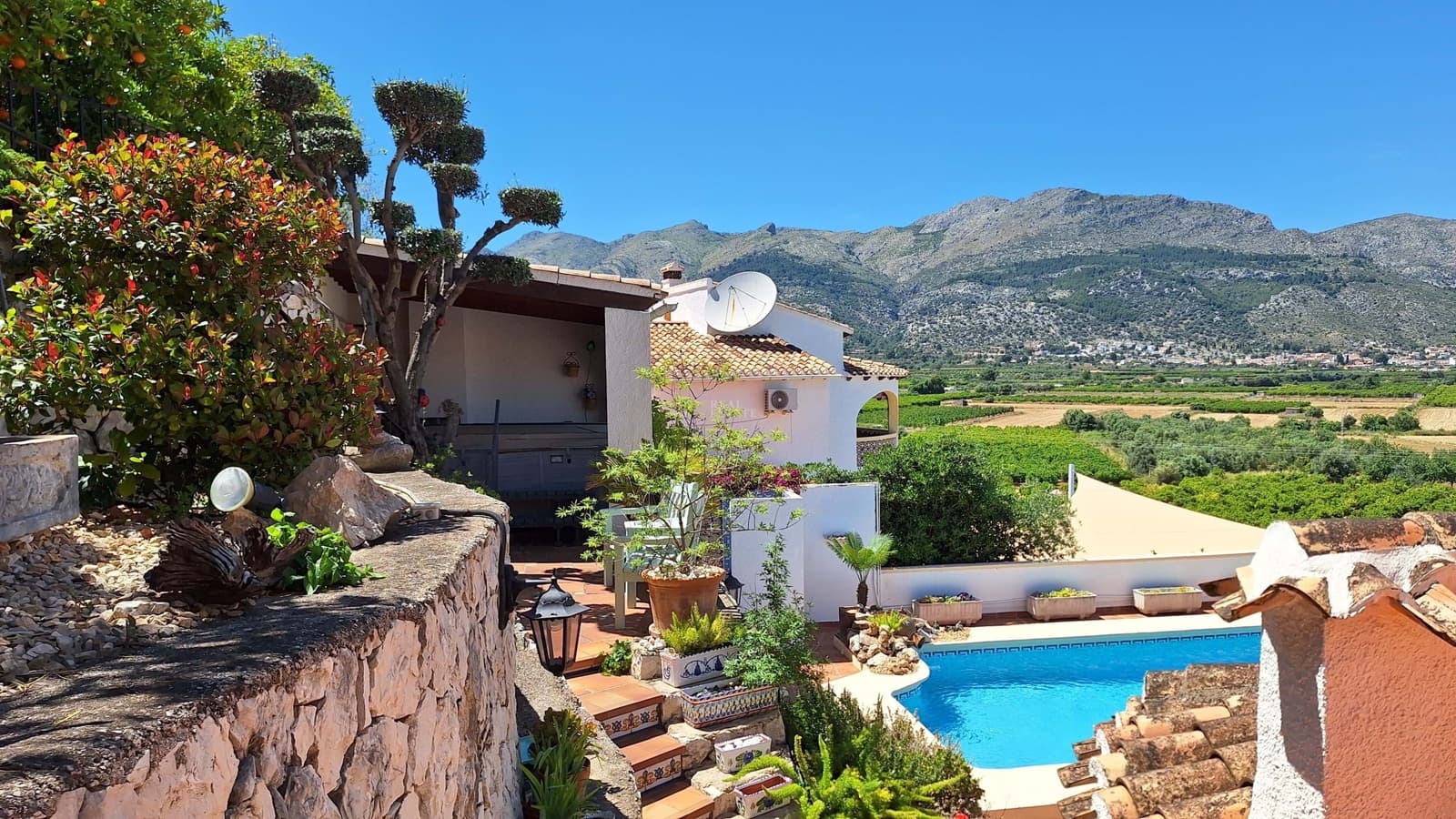 Chalet de 4 habitaciones en Orba en venta con piscina garaje - 599.950 € (Ref: 9000914)