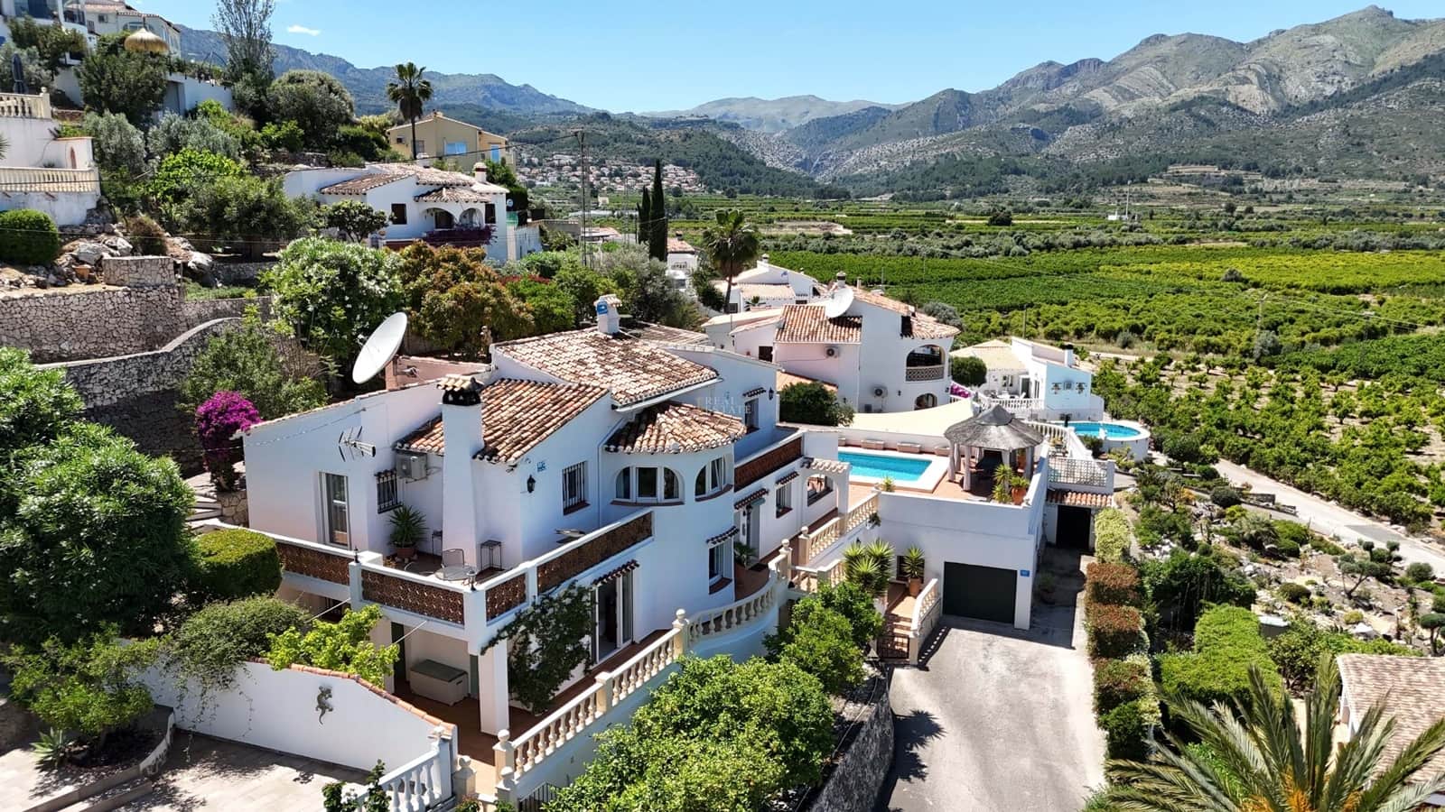 Chalet de 4 habitaciones en Orba en venta con piscina garaje - 599.950 € (Ref: 9000914)