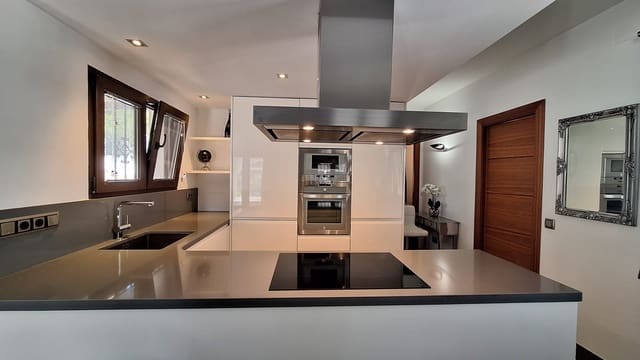 Chalet de 3 habitaciones en Moraira, Teulada-Moraira en venta con piscina - 575.000 € (Ref: 9371434)